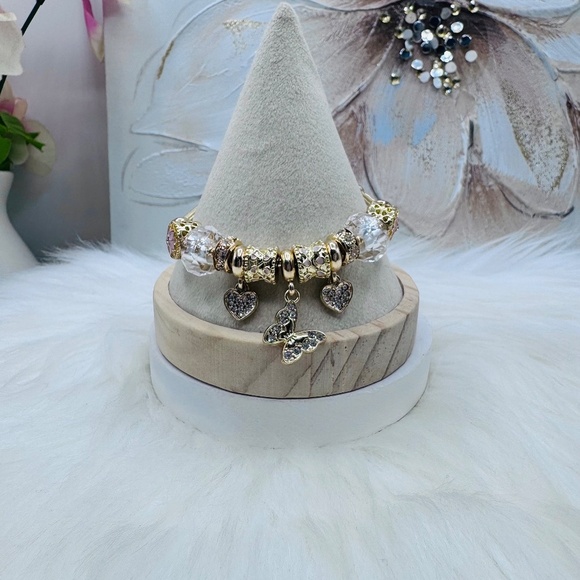 Elegant Gold Heart & Butterfly Charms Bracelet - Picture 5 of 5